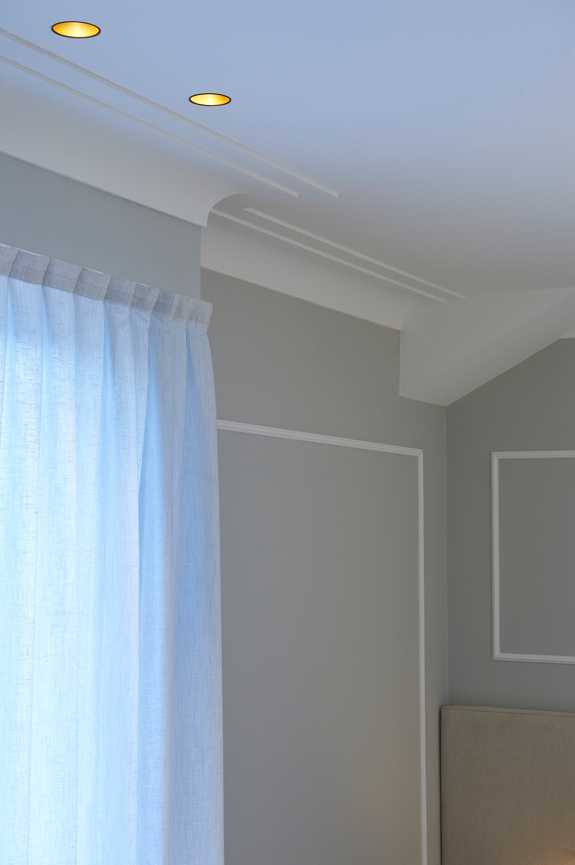 Des corniches minimalistes qui marquent la transition entre le mur et le plafond dans un intérieur moderne.